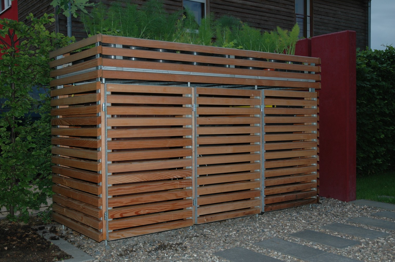 39+ schlau Vorrat Mülleimer Haus : Bank mit Mülleimer am Haus — Goblin